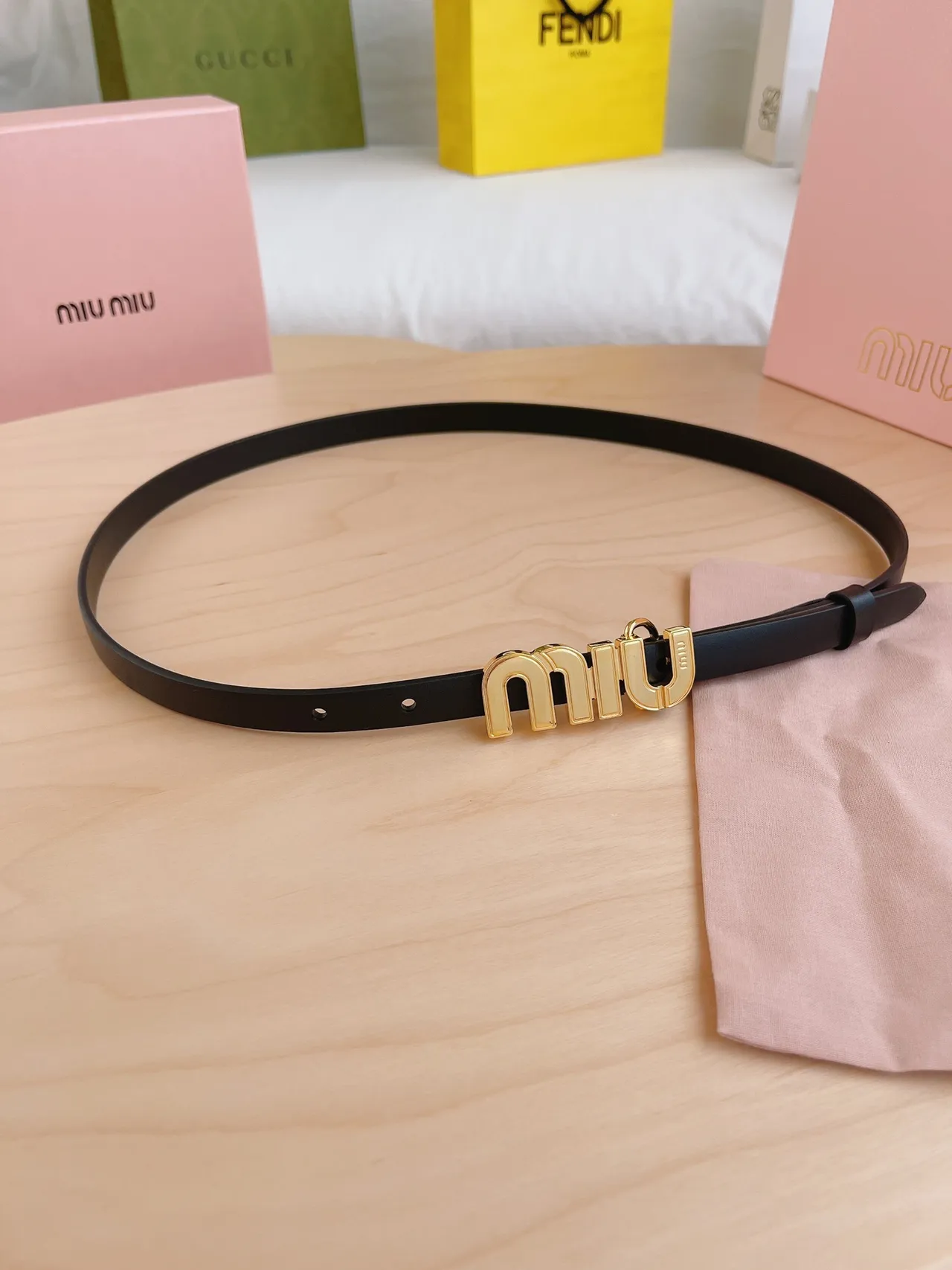 Miu Miu Logo Ceinture Noir Boucle Dorée Sangle Étroite en Cuir 3