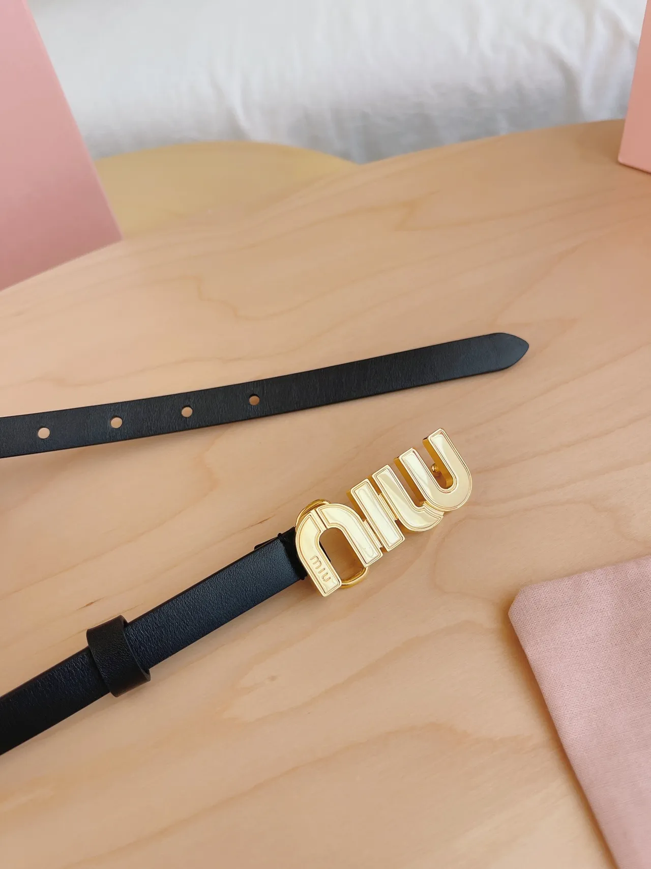 Miu Miu Logo Ceinture Noir Boucle Dorée Sangle Étroite en Cuir 4