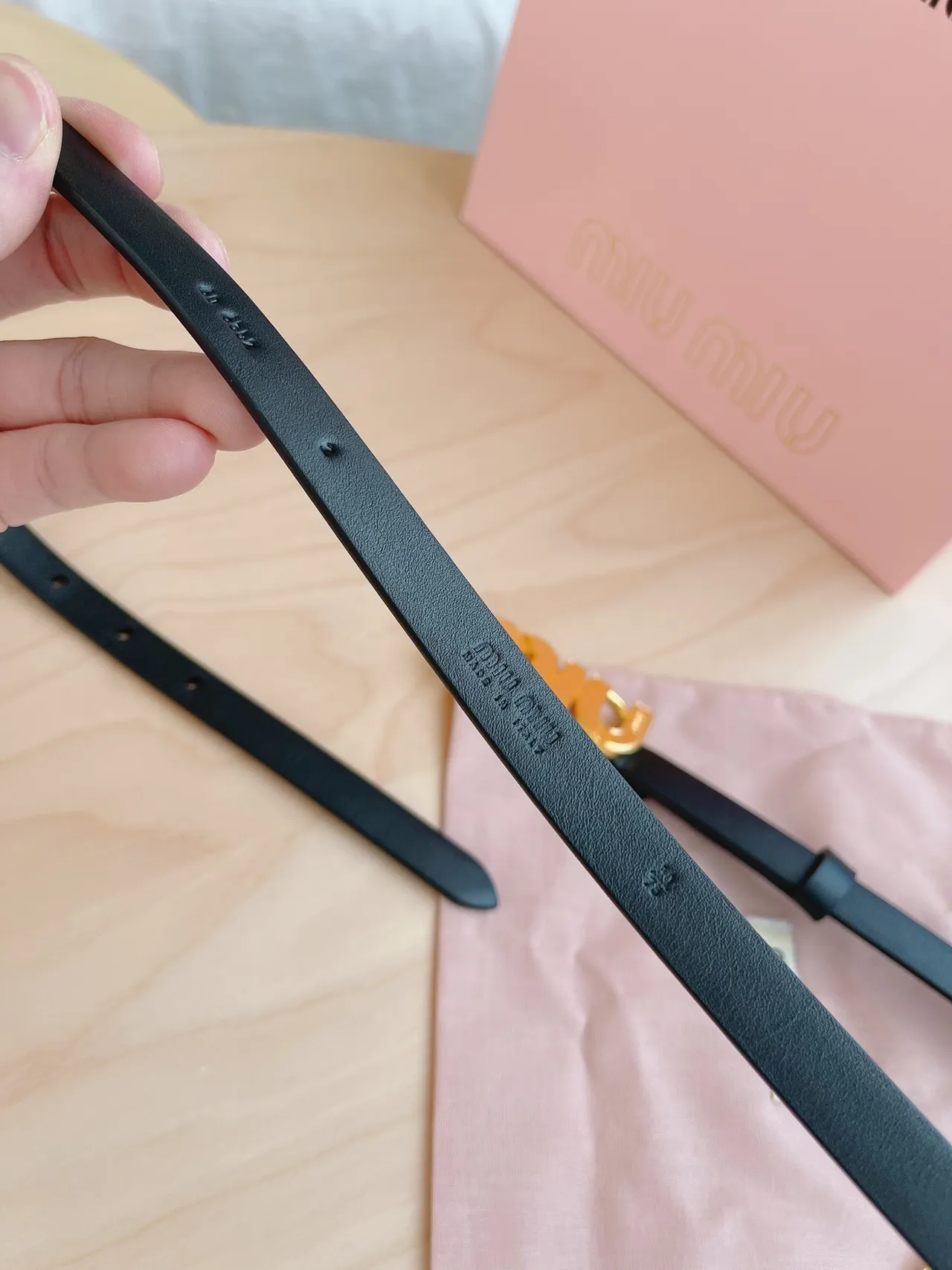 Miu Miu Logo Ceinture Noir Boucle Dorée Sangle Étroite en Cuir 5