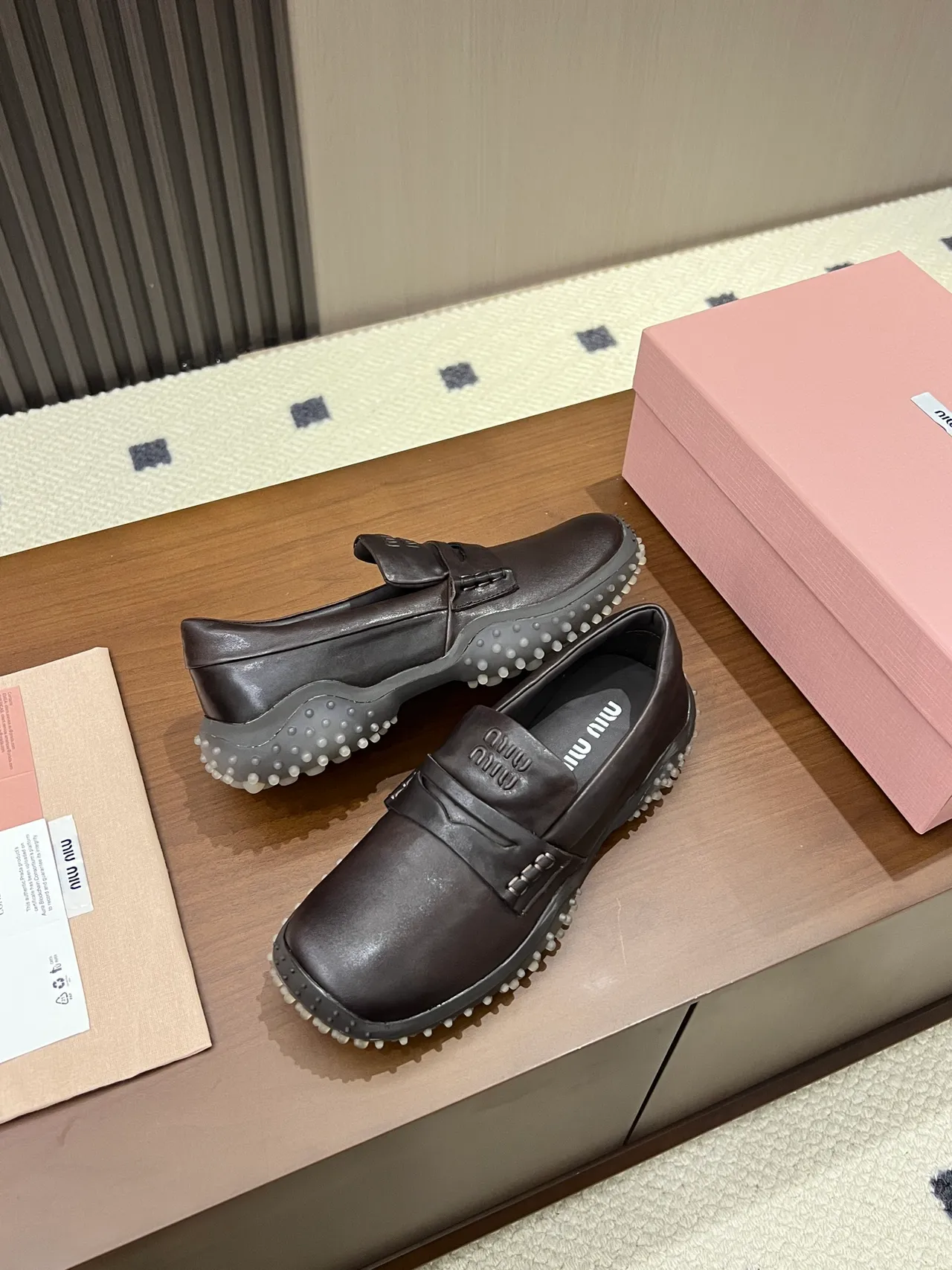 Miu Miu Wander Marron Blanc Semelle caoutchouc Studded Bout carré Loafer 3