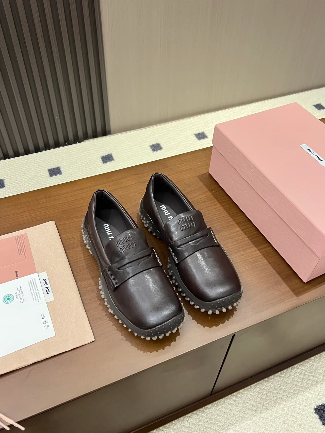 Miu Miu Wander Marron Blanc Semelle caoutchouc Studded Bout carré Loafer 4
