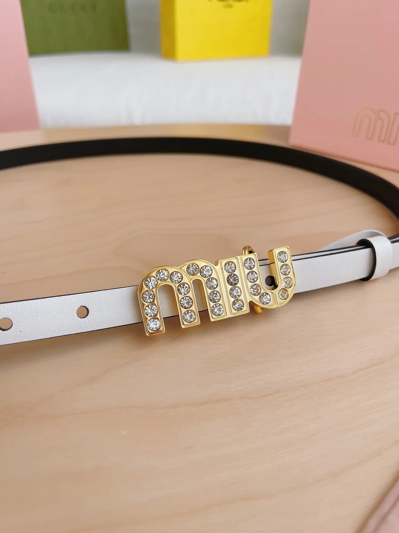 Miu Miu Wander Crystal Logo حزام جلد أبيض وأسود 2