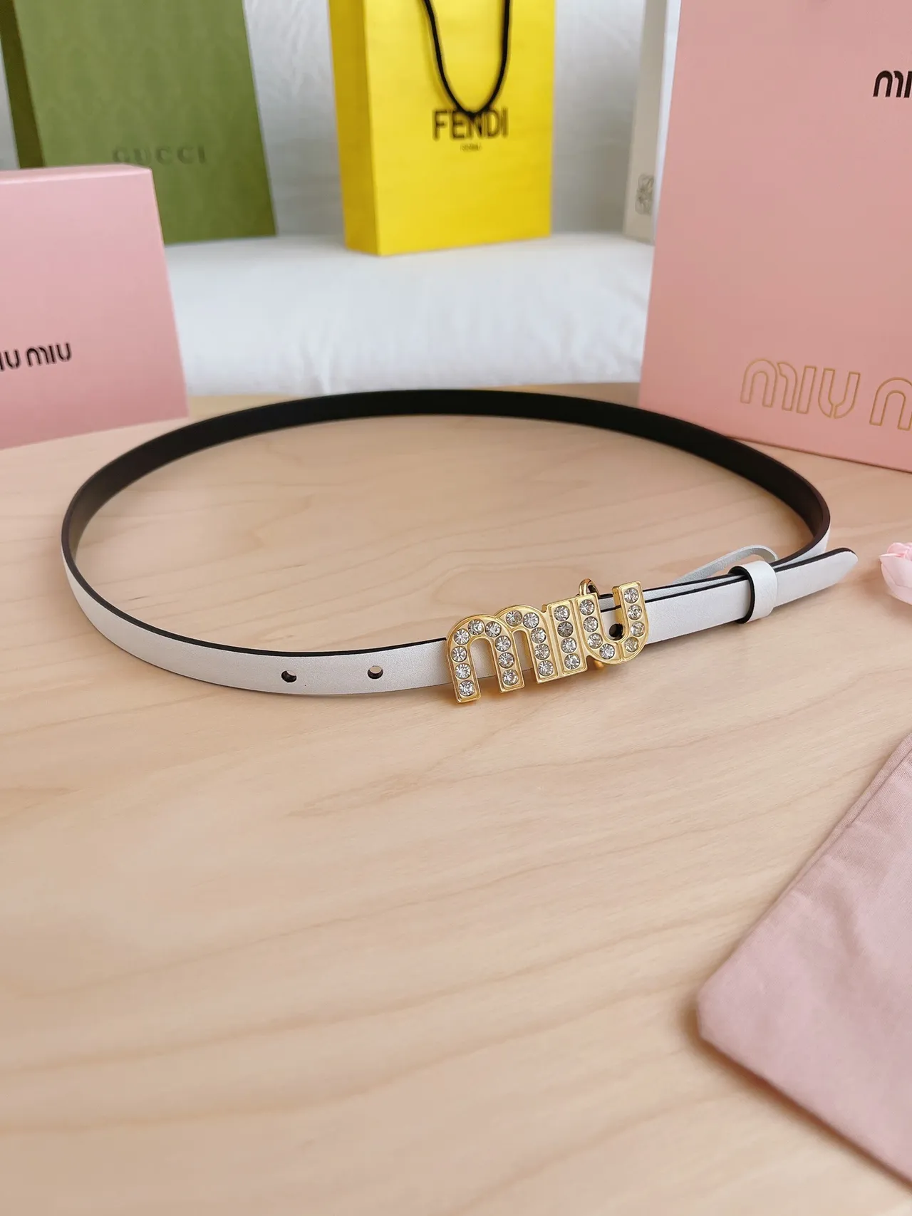 Miu Miu Wander Crystal Logo حزام جلد أبيض وأسود 3