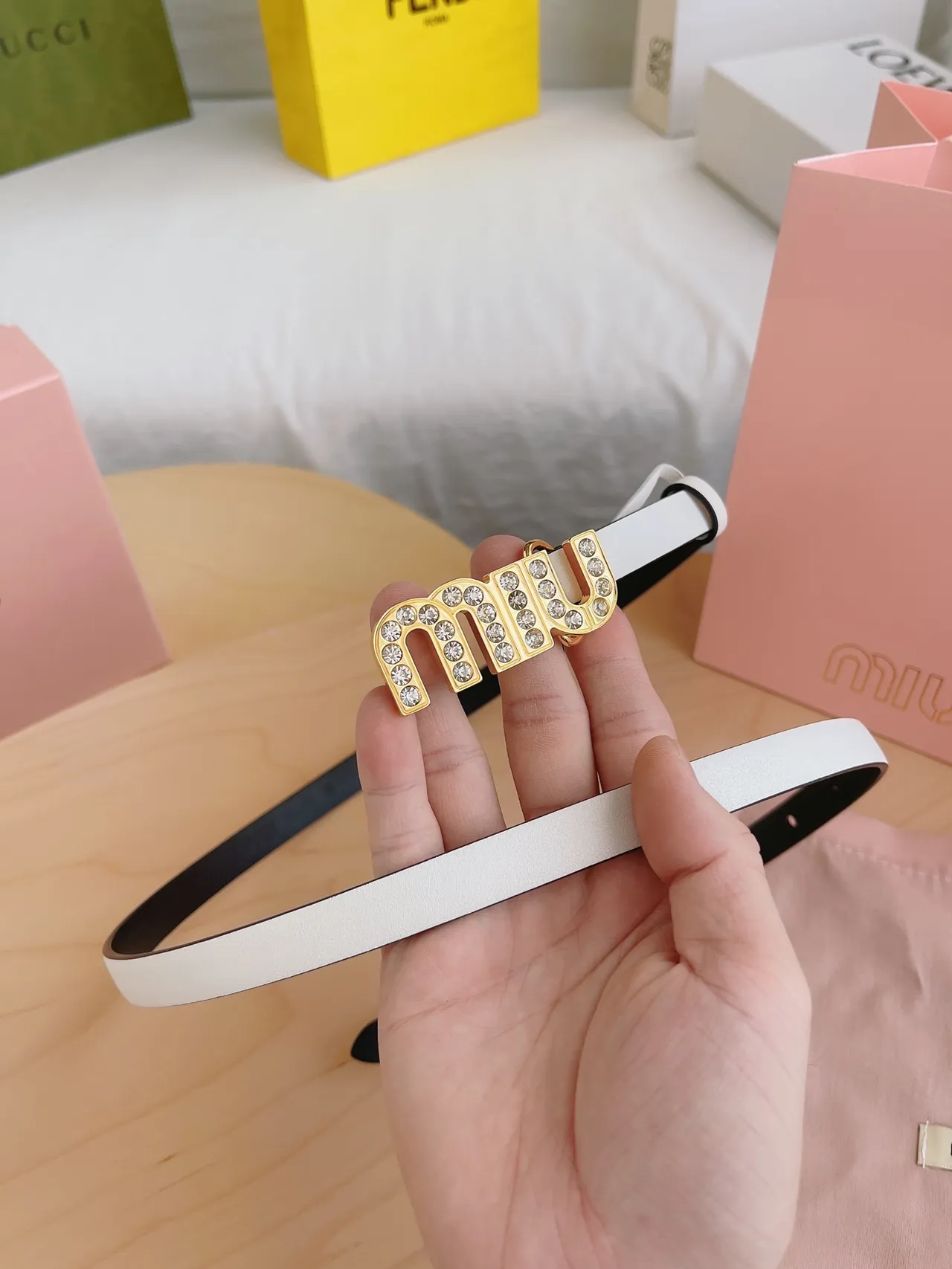 Miu Miu Wander Crystal Logo حزام جلد أبيض وأسود 4