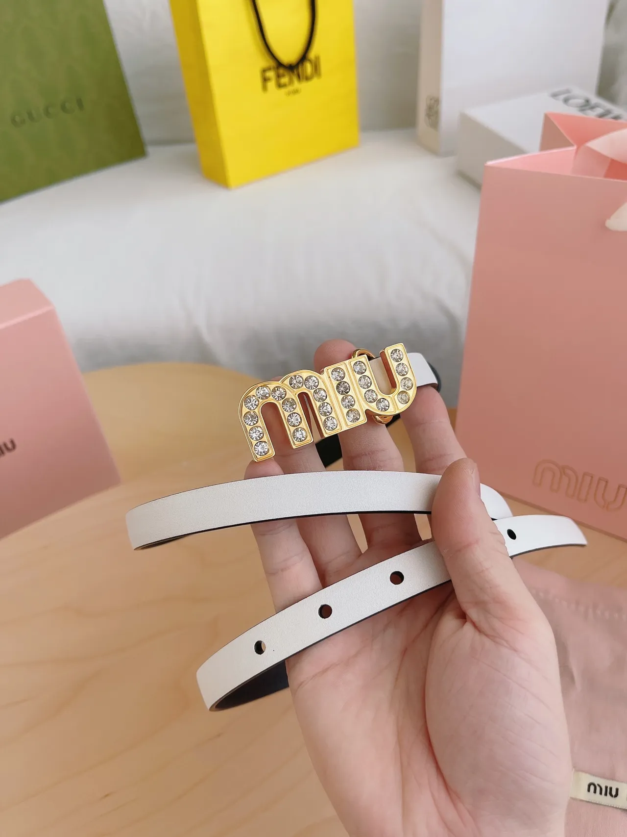 Miu Miu Wander Crystal Logo حزام جلد أبيض وأسود 5