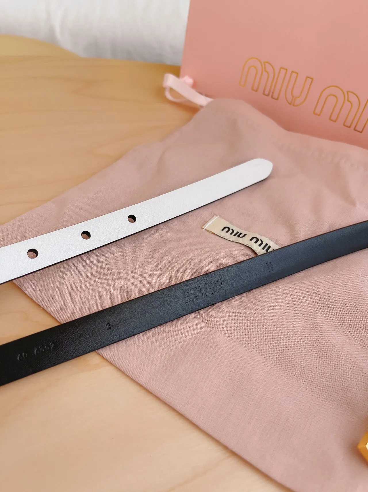 Miu Miu Wander Crystal Logo حزام جلد أبيض وأسود 6