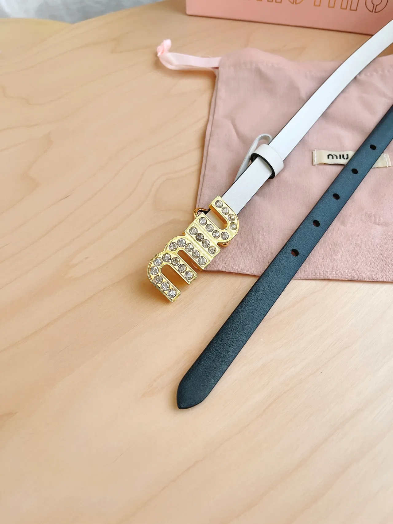 Miu Miu Wander Crystal Logo حزام جلد أبيض وأسود 7