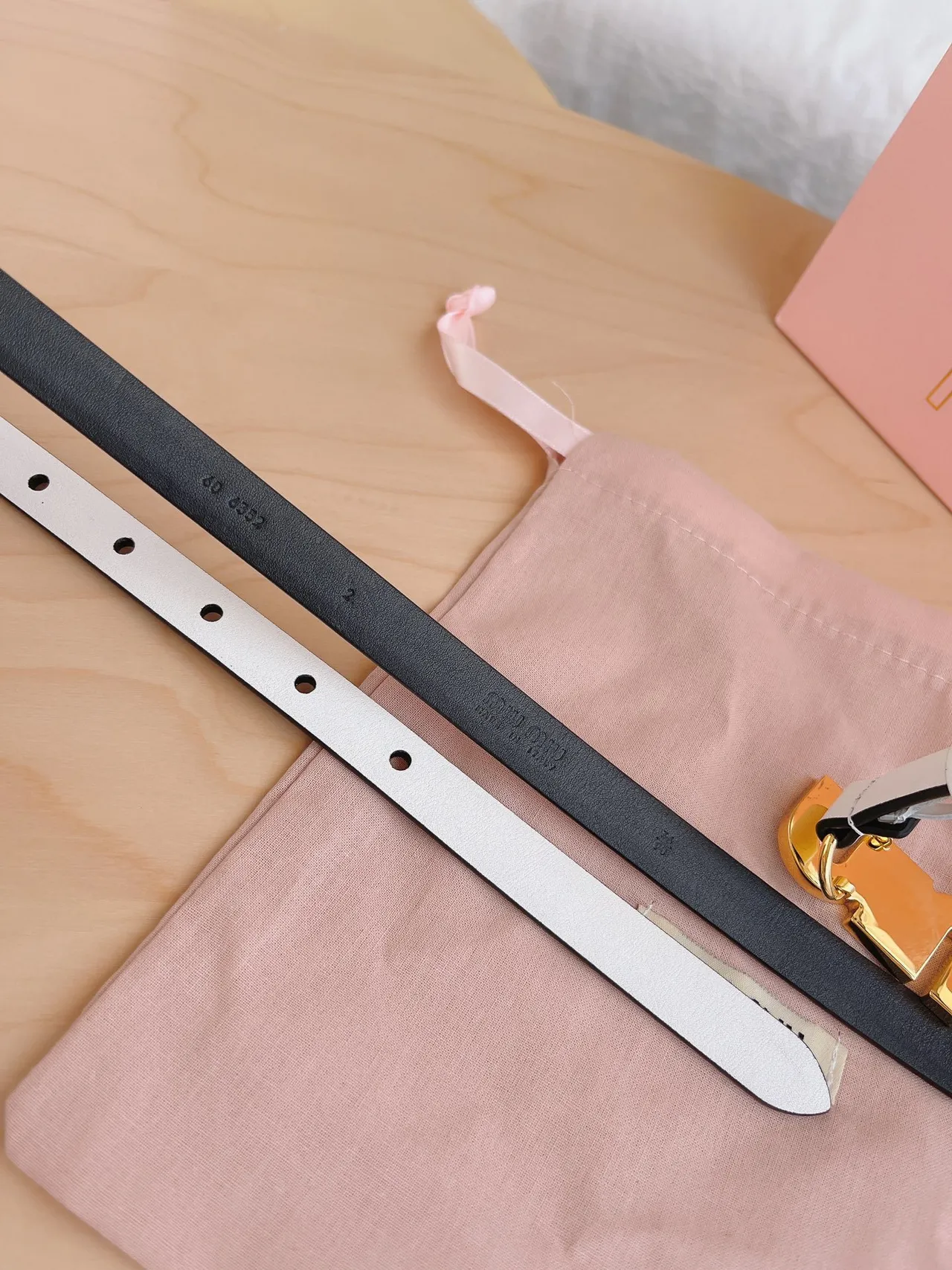 Miu Miu Wander Crystal Logo حزام جلد أبيض وأسود 8