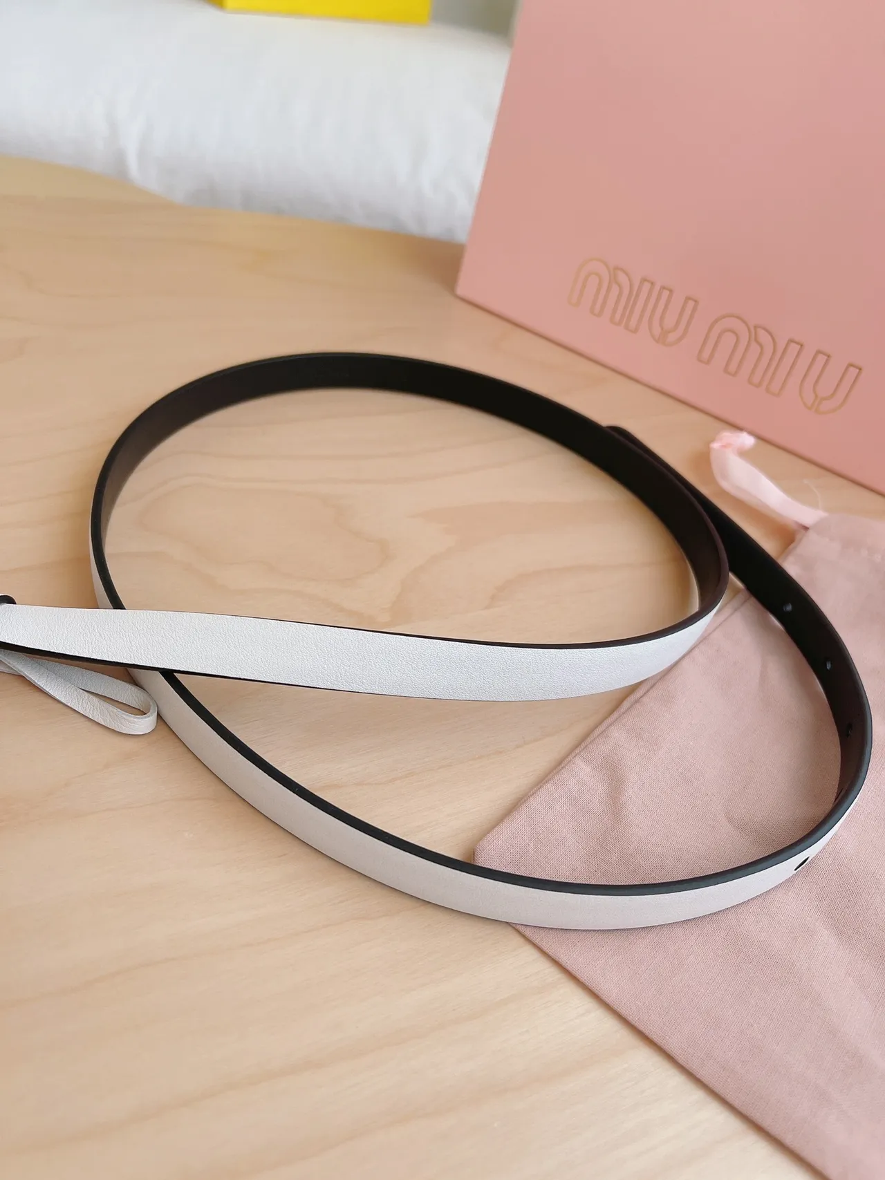Miu Miu Wander Crystal Logo حزام جلد أبيض وأسود 9