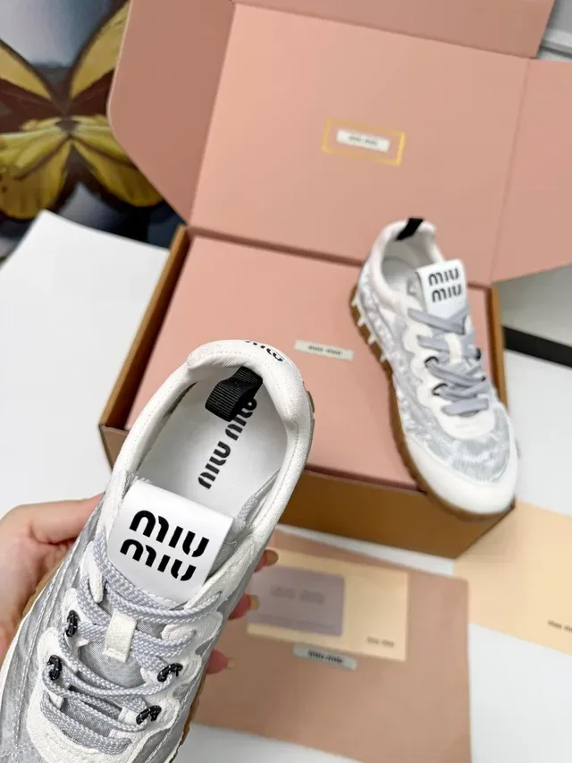 Miu Miu Wander Tênis Lifestyle Cinza Claro e Branco 2