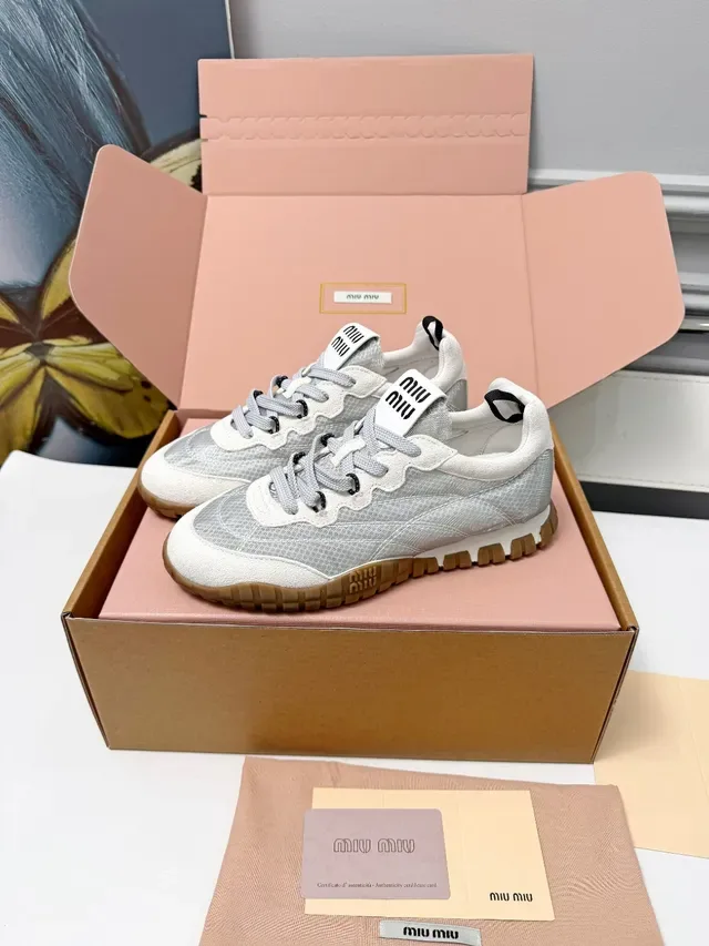 Miu Miu Wander Tênis Lifestyle Cinza Claro e Branco 5