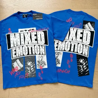 Camiseta Mixed Emotion azul y roja con estampado gráfico y tipografía de marquesina