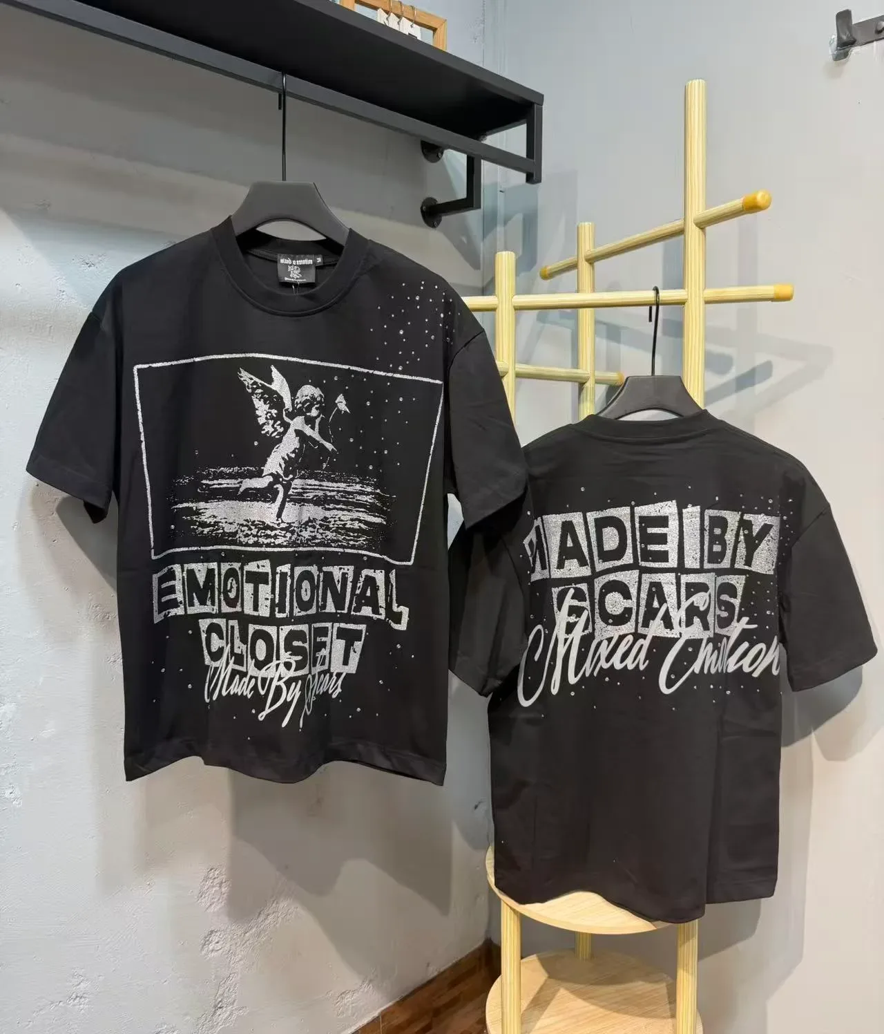 تي شيرت أسود بطباعة جرافيك Mixed Emotion Emotional Closet 4