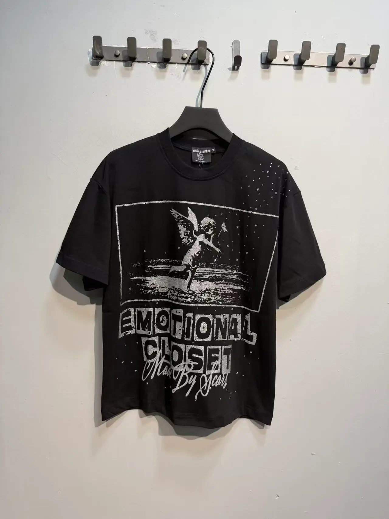 تي شيرت أسود بطباعة جرافيك Mixed Emotion Emotional Closet 5