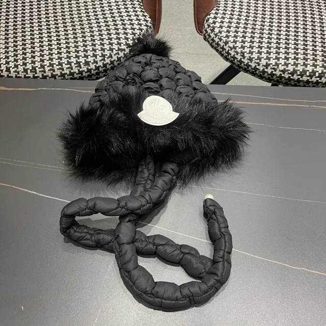 Moncler Noir Beige Bordé de Fourrure Bonnet Tricoté Couronne 10