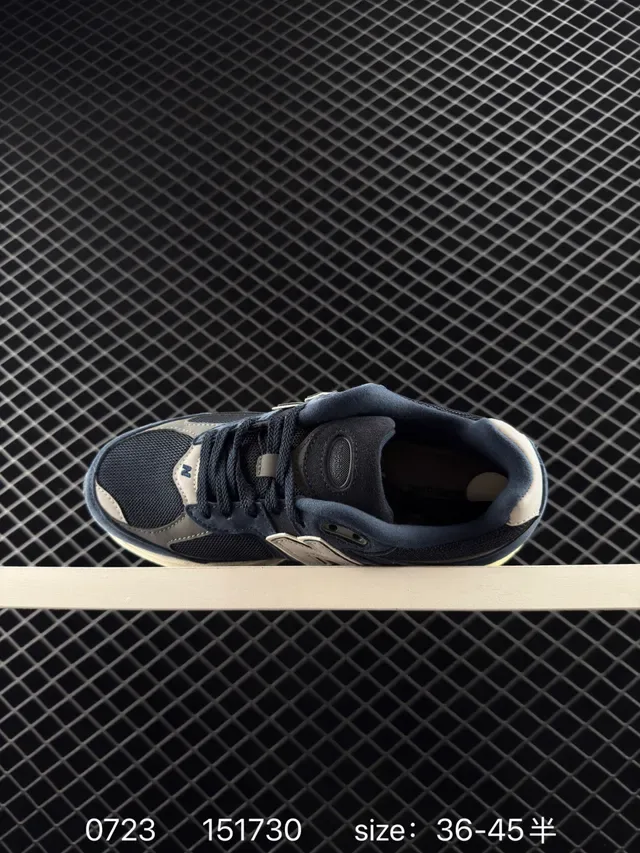 New Balance 2002 R أزرق بحري بيج سويد و شبكي الجزء العلوي حذاء رياضي أسلوب حياة 4