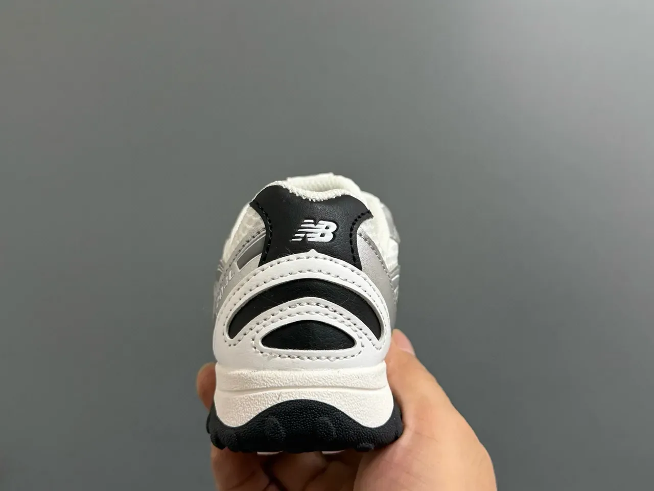 New Balance 204 Beige et Off-White Chaussures Lifestyle 17