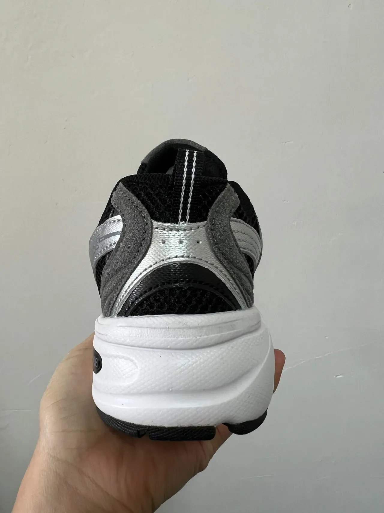 New Balance 530 Noir Gris Argent Sneakers lifestyle 2