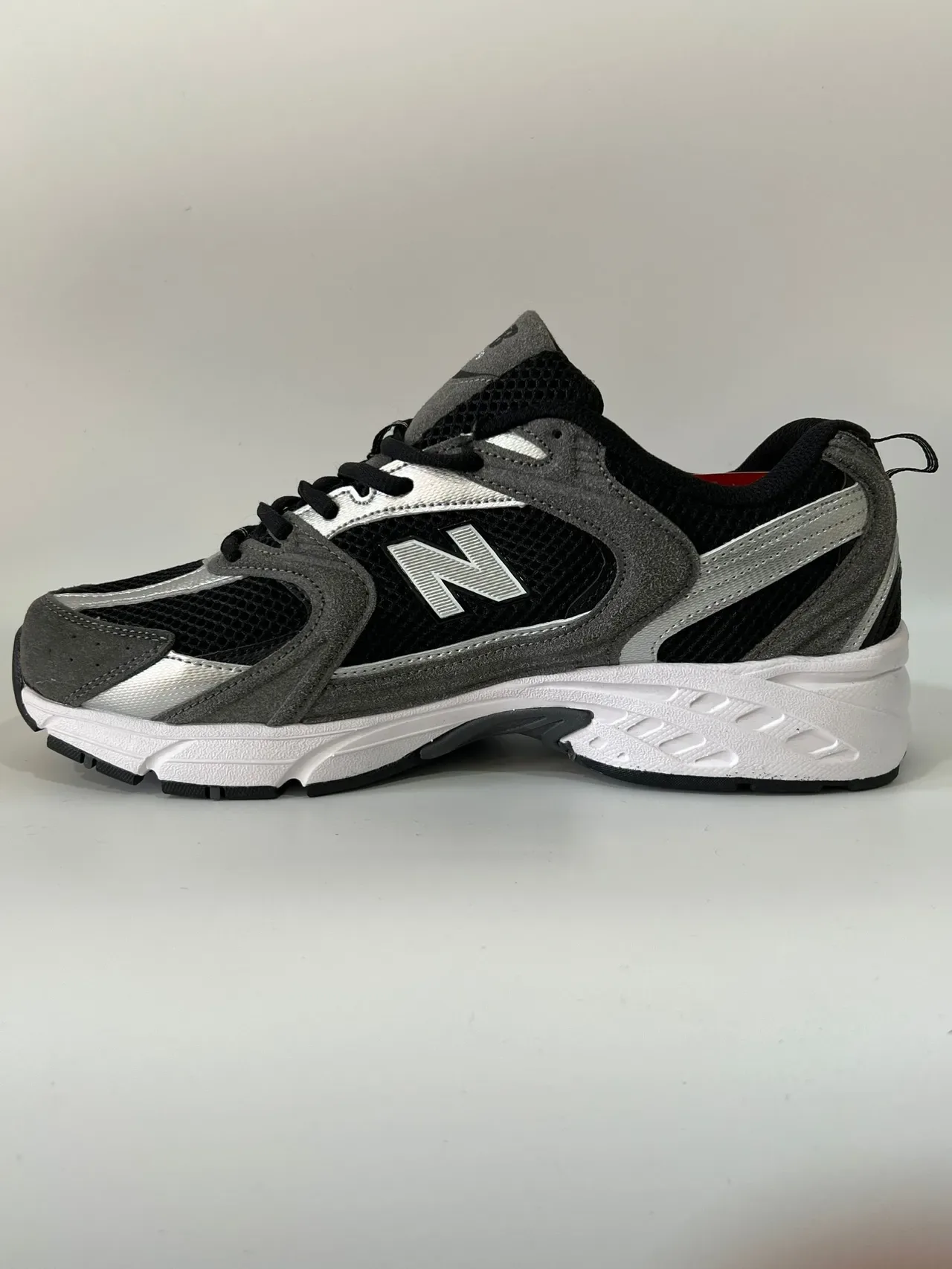 New Balance 530 Noir Gris Argent Sneakers lifestyle 3
