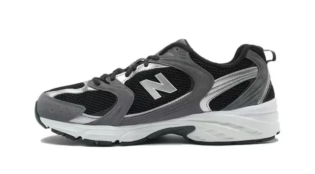 New Balance 530 Noir Gris Argent Sneakers lifestyle 5