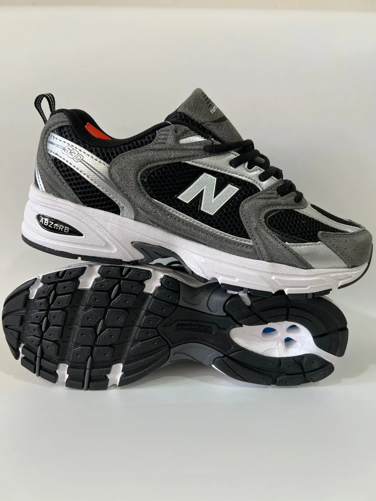 New Balance 530 Noir Gris Argent Sneakers lifestyle 7