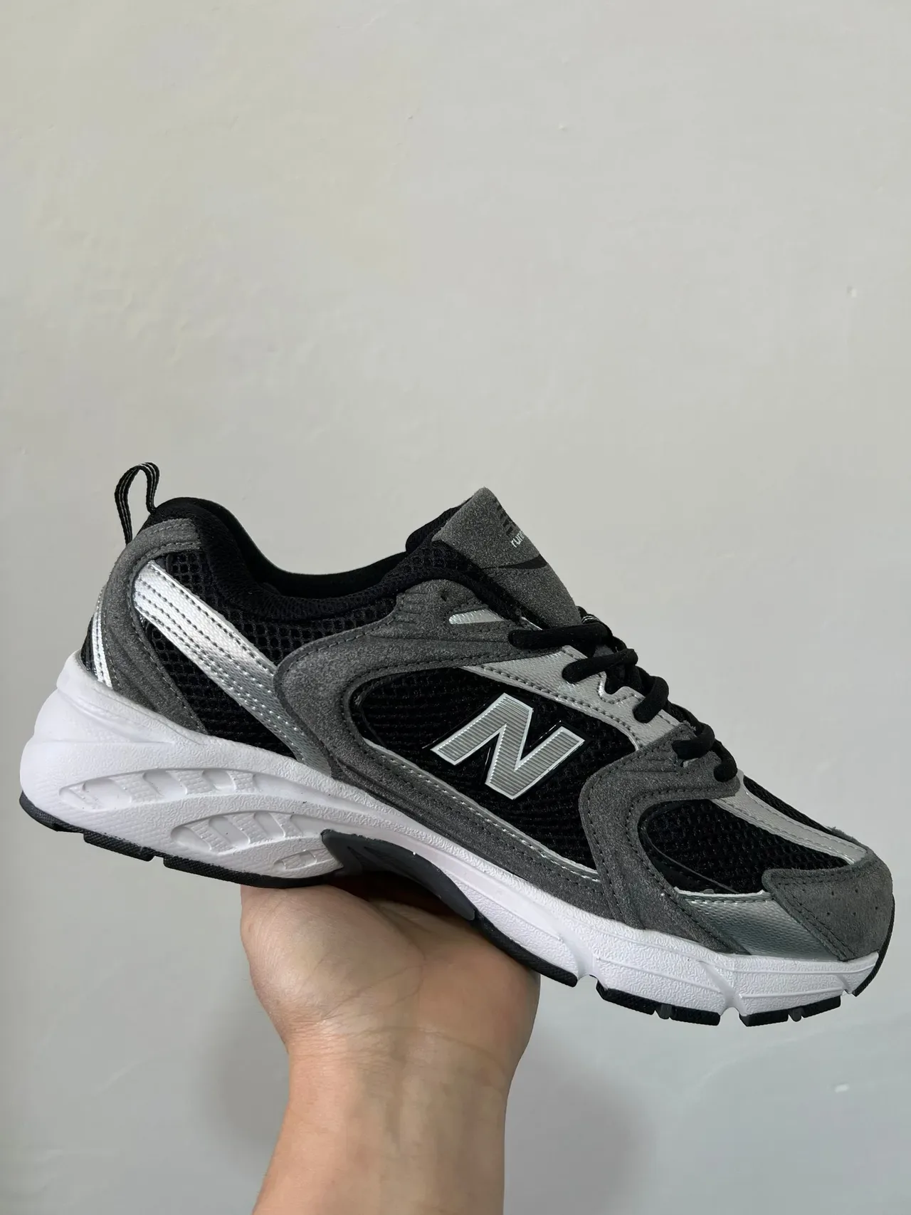 New Balance 530 Noir Gris Argent Sneakers lifestyle 8