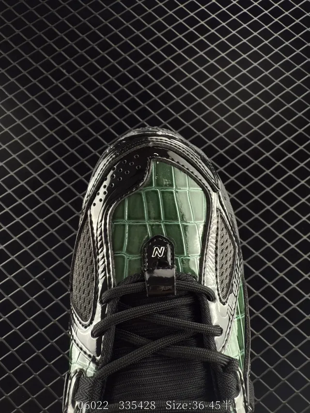 New Balance 906 sneakers chunky noirs avec overlays iridescents en vert 2