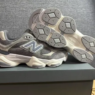New Balance 9060 رمادي بيج حذاء رياضي كاجوال سميك