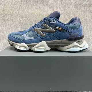 New Balance 9060 Chaussures Chunky en Daim et Maille Bleu Marine