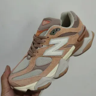 New Balance بيج و رمادي نعل متعدد الطبقات جزء علوي مزيج من الجلد المخملي والشبكي حذاء رياضي سميك