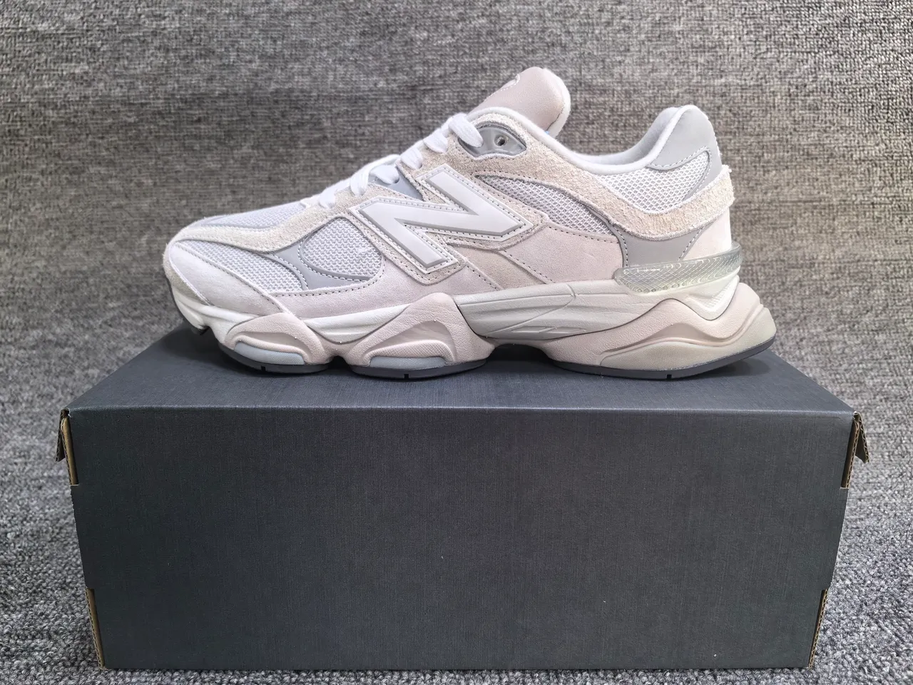 New Balance Tênis chunky bege cinza com sola multi-camada em malha e camurça superior 2