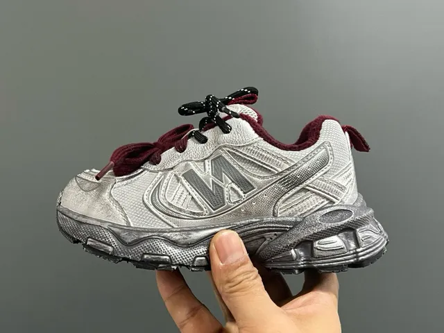 New Balance حذاء رياضي أسود رمادي كعب أسود رمادي طبقات علوية حذاء سميك 15