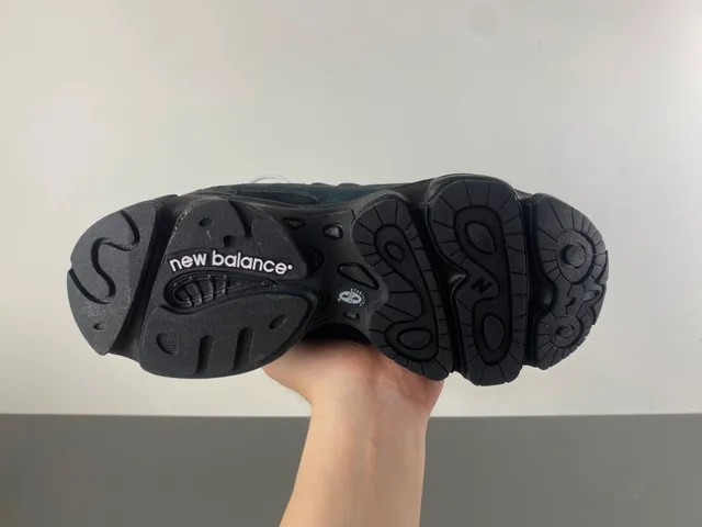New Balance أسود حذاء مع قاعدة منحوتة جلد ناعم وشبكة الجزء العلوي حذاء رياضي سميك 9