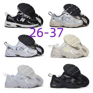 New Balance أحذية رياضية سوداء وبيضاء مع midsole كثيفة، جزء علوي هجين شبكي-صناعي، lifestyle sneakers