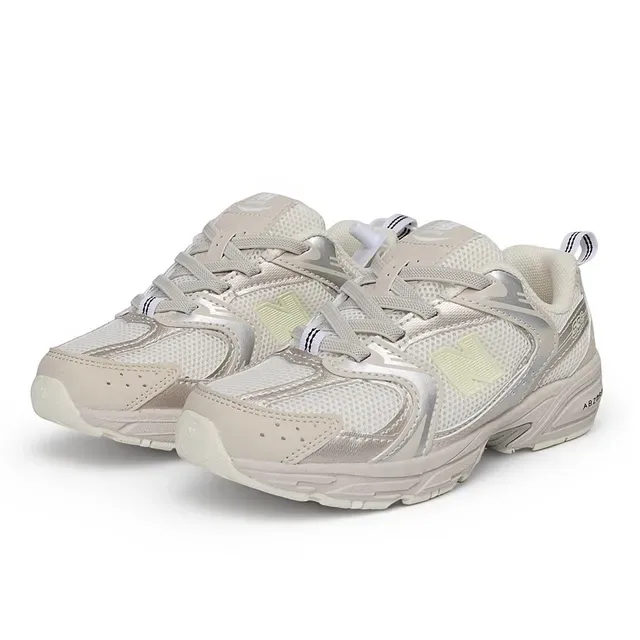 New Balance Chaussures lifestyle noires et blanches avec midsole chunky, empeigne hybride mesh-synthetique 19