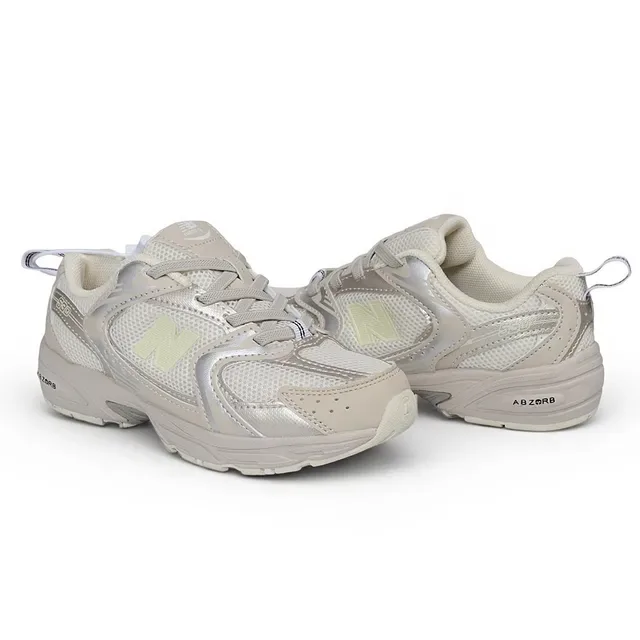 New Balance Chaussures lifestyle noires et blanches avec midsole chunky, empeigne hybride mesh-synthetique 21