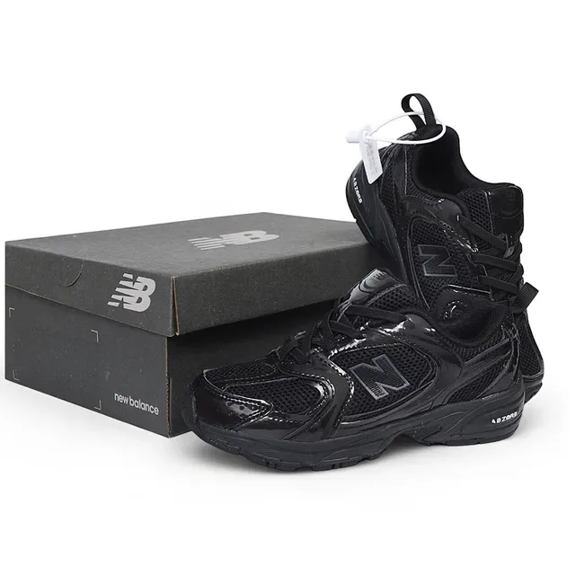 New Balance Chaussures lifestyle noires et blanches avec midsole chunky, empeigne hybride mesh-synthetique 23