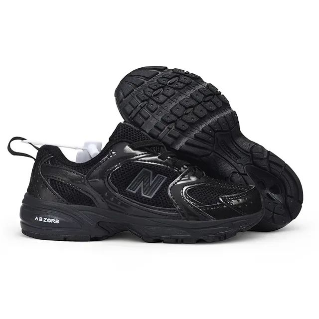 New Balance Chaussures lifestyle noires et blanches avec midsole chunky, empeigne hybride mesh-synthetique 24