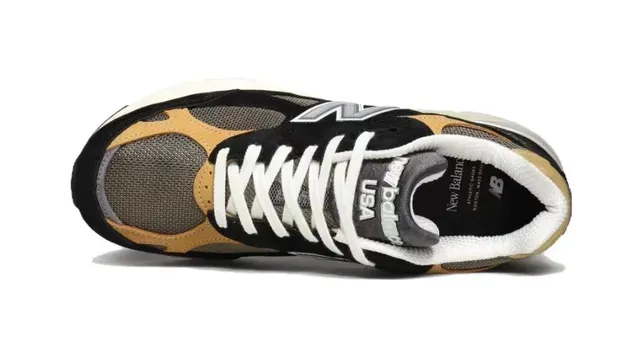 New Balance Sneakers Lifestyle avec upper mesh et daim noir et jaune, superpositions contrastantes de moutarde 2