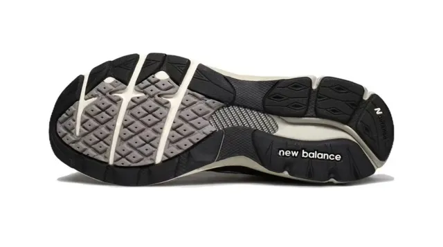 New Balance Sneakers Lifestyle avec upper mesh et daim noir et jaune, superpositions contrastantes de moutarde 3