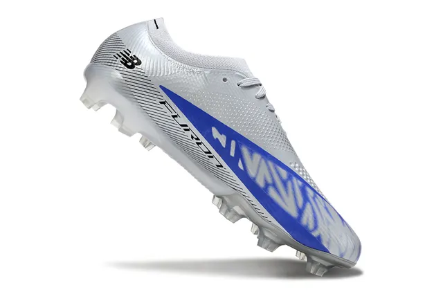 New Balance Azul Prateado Tênis de futebol de corte baixo com upper de ajuste a meia sola transparente moldada para campo firme 2