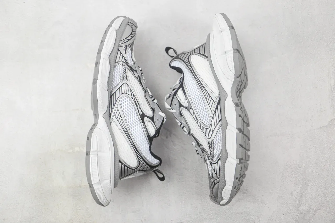 New Balance Tênis Chunky Branco Cinza com Upper de Malla Hexagonal Sintética em Cage Layered 2