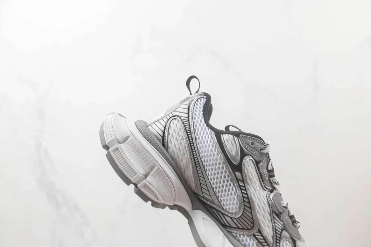 New Balance Tênis Chunky Branco Cinza com Upper de Malla Hexagonal Sintética em Cage Layered 5