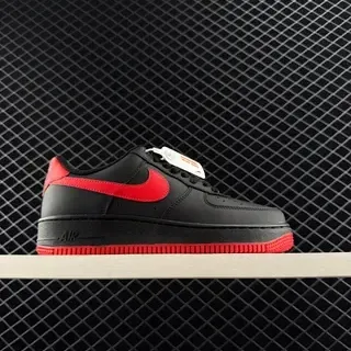 Nike Air Force 1 काला लाल लो-टॉप परफोरेटेड टो लाइफस्टाइल स्नीकर