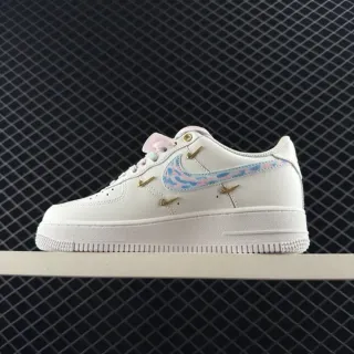 Nike Air Force 1 Low श्वेत बहुरंगी चितगोबरा प्रिंट सुनहरा आकर्षण जीवनशैली स्नीकर