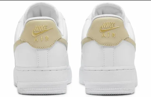 Nike Air Force 1 Blanc et Or Chaussures Lifestyle 4