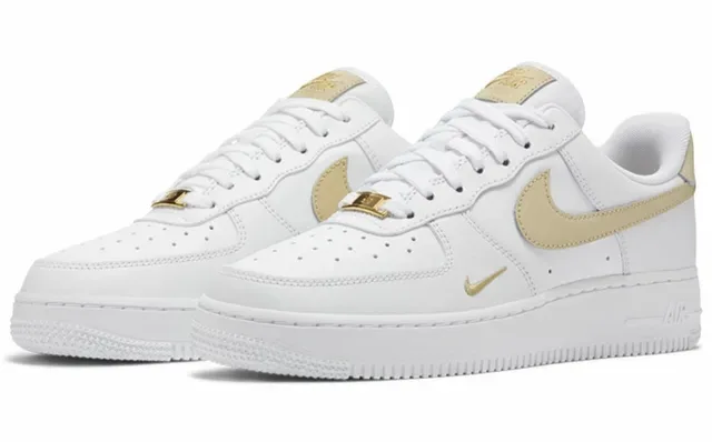 Nike Air Force 1 Blanc et Or Chaussures Lifestyle 6