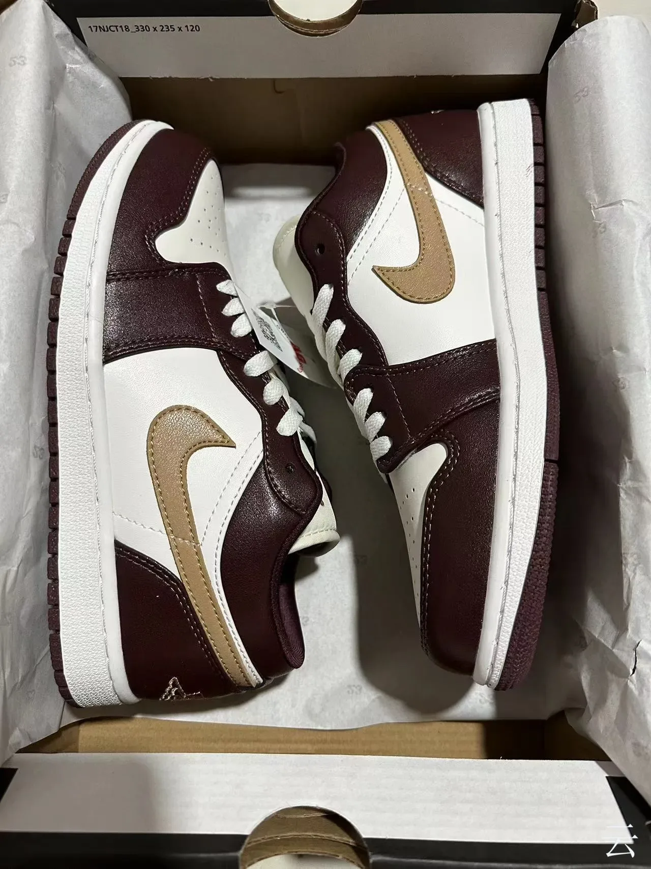 Nike Air Jordan 1 Low Bordeaux et Blanc Sneakers Lifestyle 2