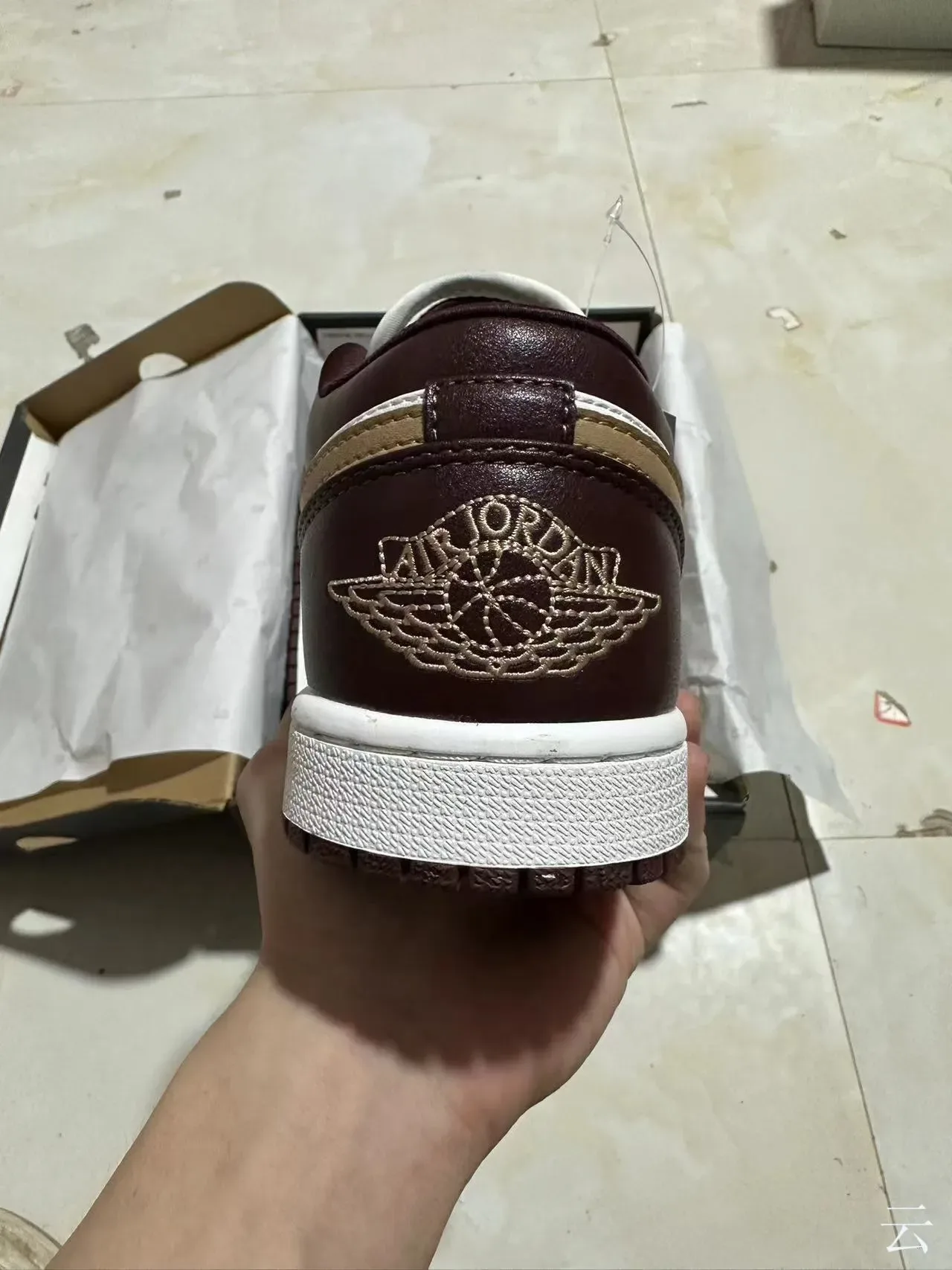 Nike Air Jordan 1 Low Bordeaux et Blanc Sneakers Lifestyle 3