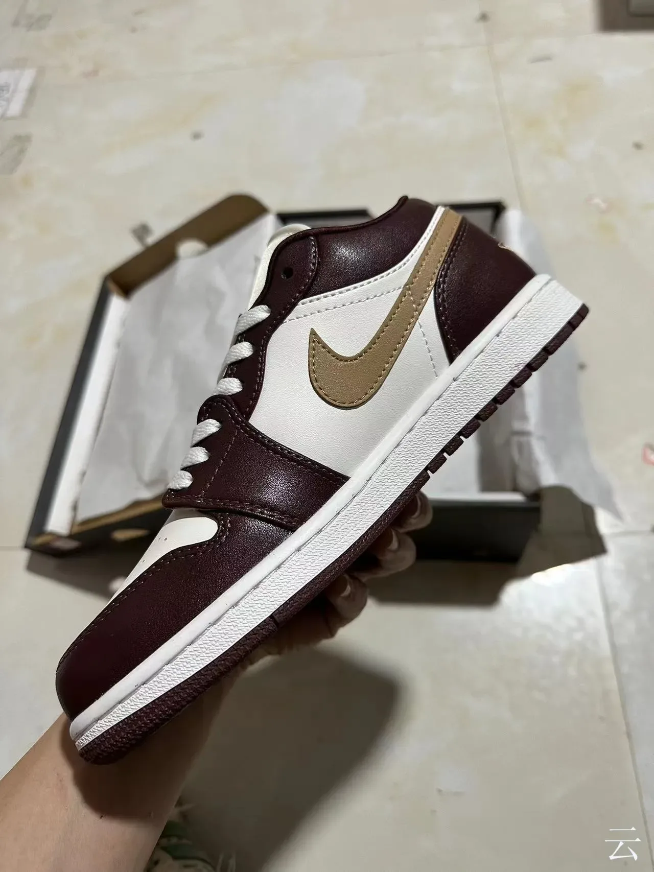Nike Air Jordan 1 Low Bordeaux et Blanc Sneakers Lifestyle 5